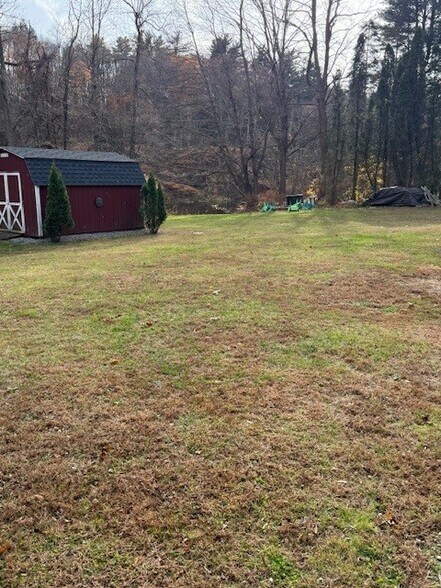 45 Arch Back Yard & Access to Farmington Rivwe - 45 Arch St