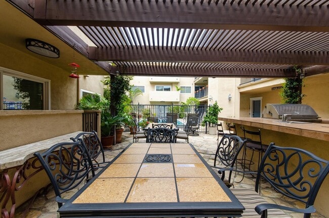 Building Photo - Stunning renovated apartment in the Heart ...