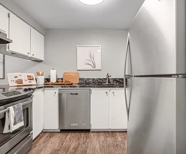 Building Photo - Charming Updated Ground-Floor 2 Bed - 1 Ba...