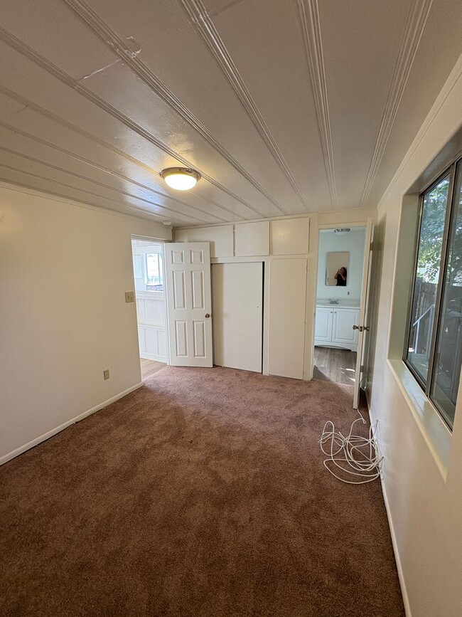 Building Photo - 1 + 1 Cottage  with Bonus Room, East End V...