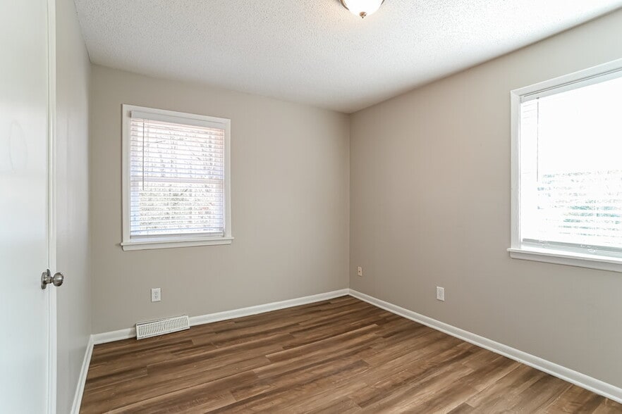 Building Photo - 1618 Longleaf Dr