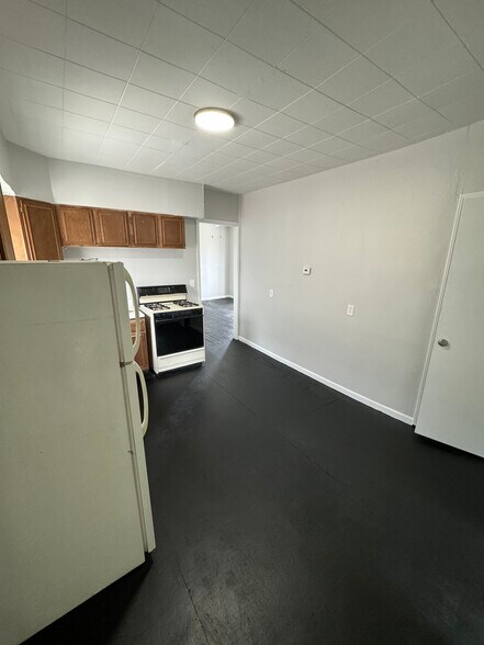 Building Photo - 3860 E 72nd St