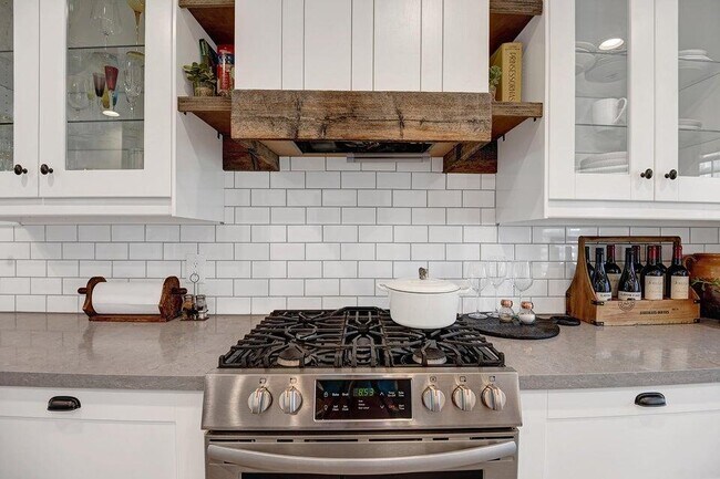 Building Photo - 289 Vista Royale Cir W