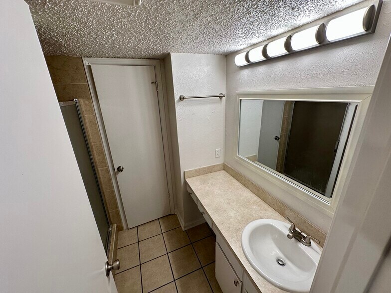 Hall Bathroom w Vanity & Shower - 644 Bellaire Dr