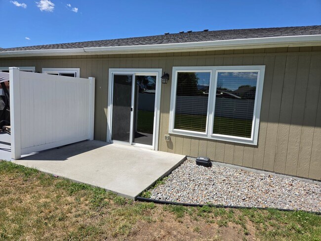 Building Photo - Tschirley  CT Duplex