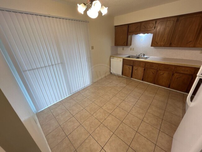 Building Photo - 2108 Hunt Dr