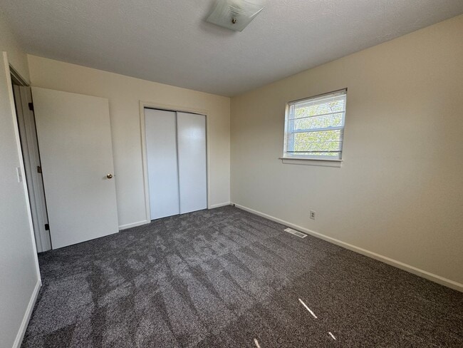 Building Photo - Renovated 2 bedroom Duplex!