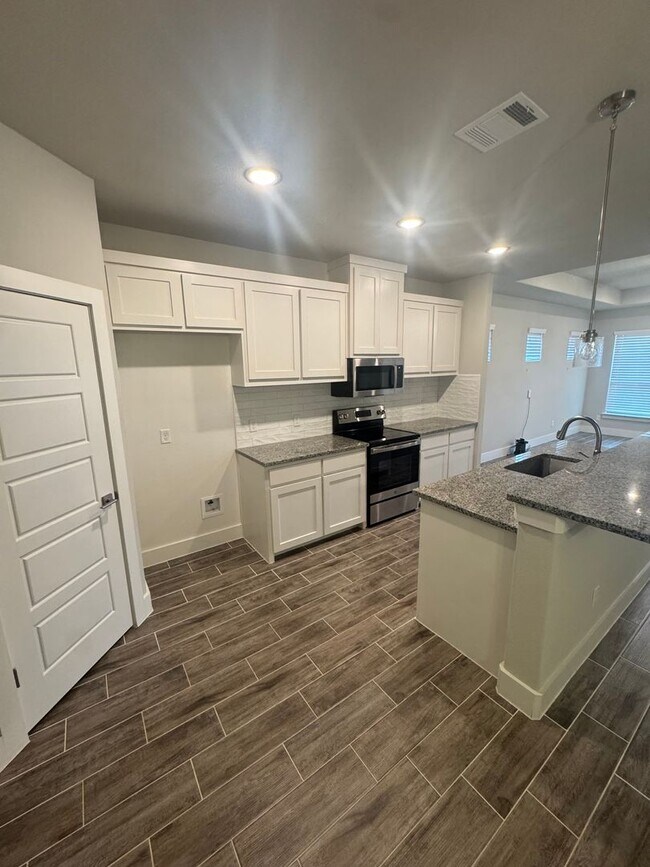 Building Photo - 3/2/2 located in Godley! Move in Specials call to inquire