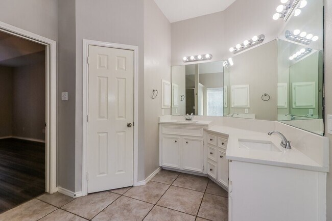 Building Photo - 9510 Wakefield Village Dr