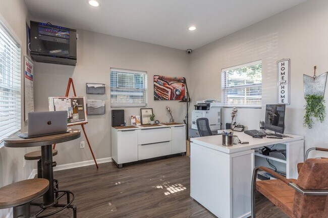 Building Photo - 1305 Memorial Dr
