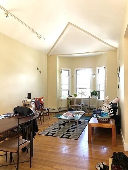 Building Photo - 216 Columbia St