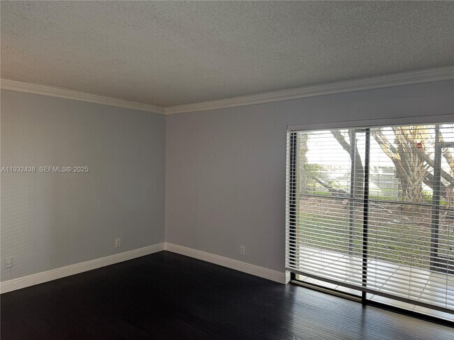 Building Photo - 185 Lakeview Dr