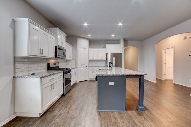 Building Photo - Unique 4/2/2 Near Downtown Tulsa!