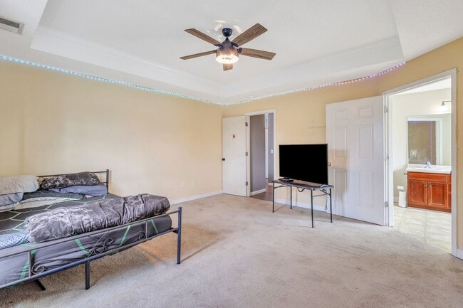 Building Photo - AVAILABLE JUNE (PETS PERMITTED)