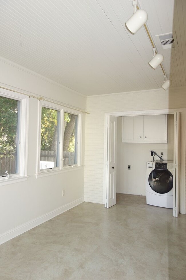 Building Photo - Charming 1910 Winters Home – 3 Bed, 2 Bath – Steps from Historic Downtown