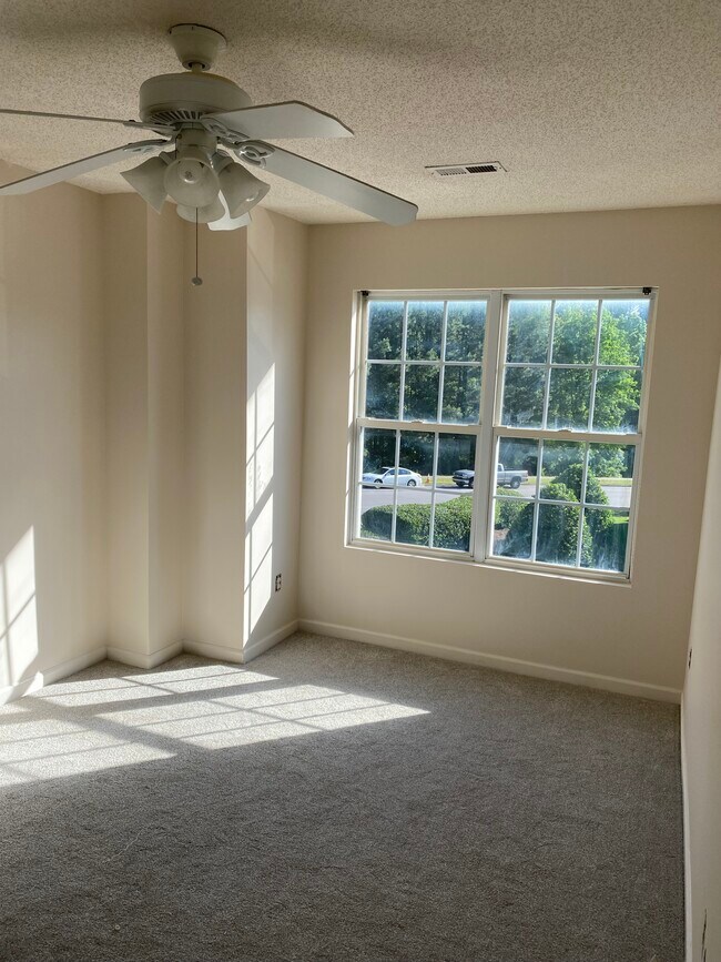 Building Photo - 102 Watertree Ln