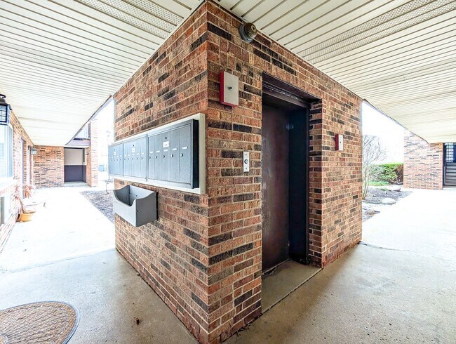 Building Photo - 600 S York St