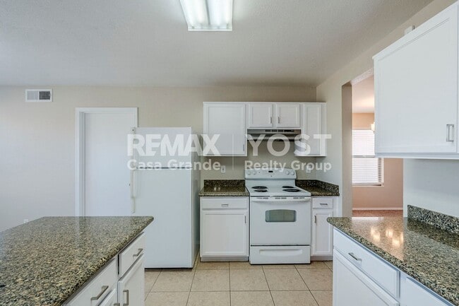 Building Photo - Spacious Living in SK Ranch!