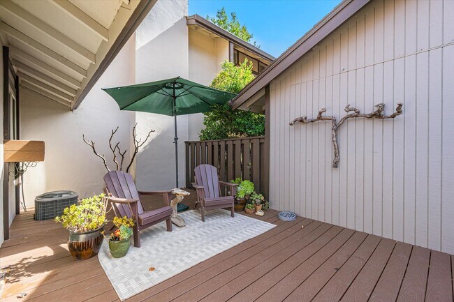 Building Photo - Freshly Renovated, End Unit Town-House Ava...