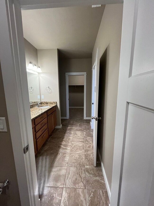 Building Photo - 3 bed 2.5 Bath Condo with 2 car garage