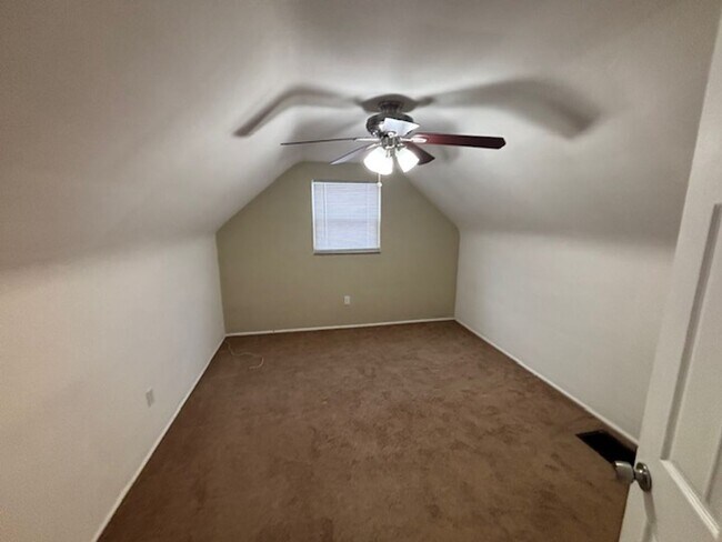 Building Photo - 3 bed/ 1 Bath Single Family Home Penn Hills