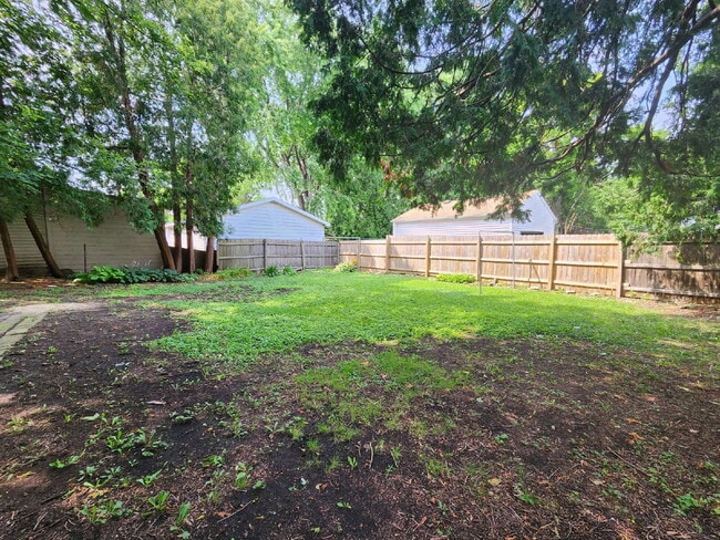Building Photo - Charming 3 Bedroom Character home.