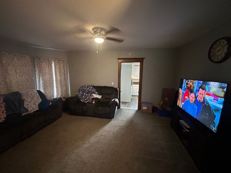 Building Photo - 121 S Main St