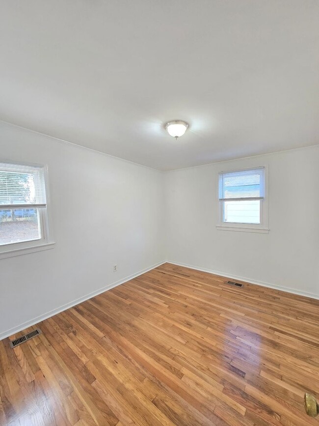 Building Photo - SUNSET PARK - **MOVE IN SPECIAL: $500 OFF ...