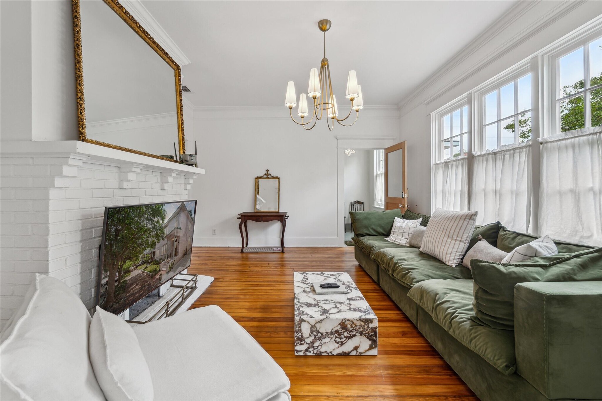 Building Photo - 211 W 40th St