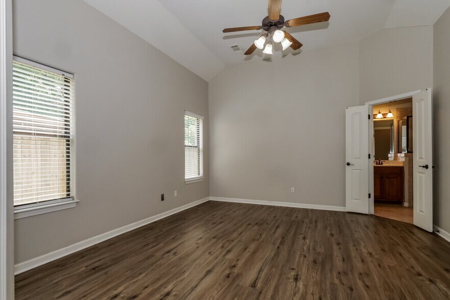 Building Photo - 450 Garden Springs Dr