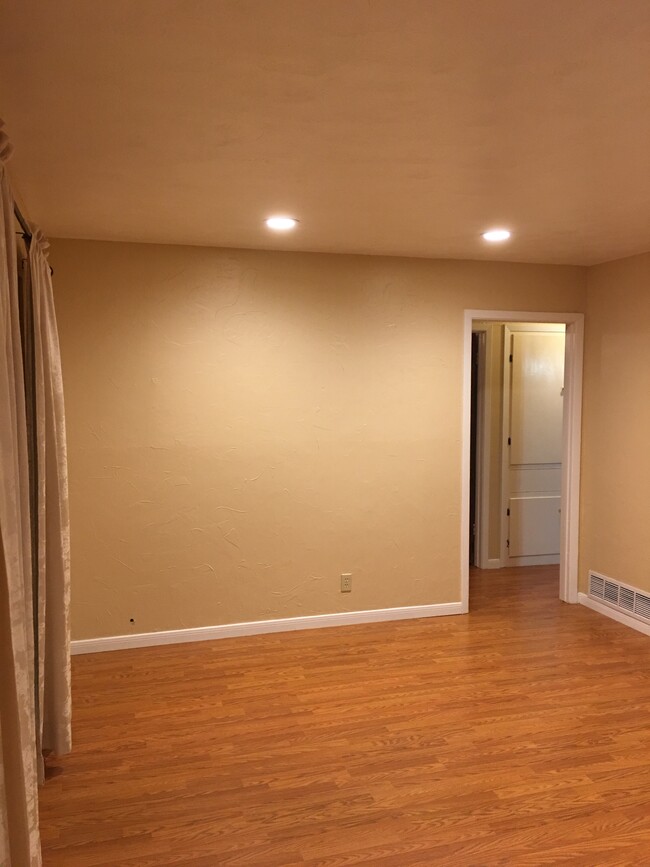 Building Photo - 237 N Murphy Rd