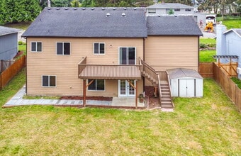 Building Photo - Kent Duplex LOWER Unit with Huge Yard & Private Feel