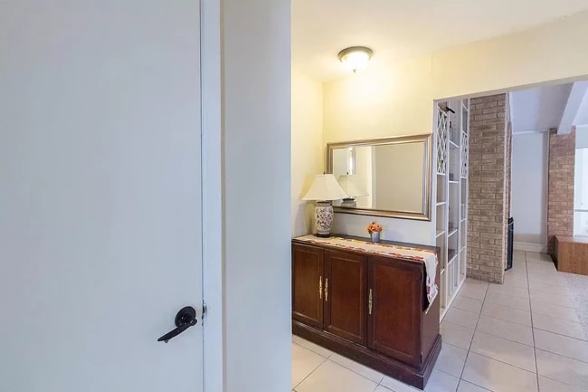 Entryway - 3508 Grande Bulevar