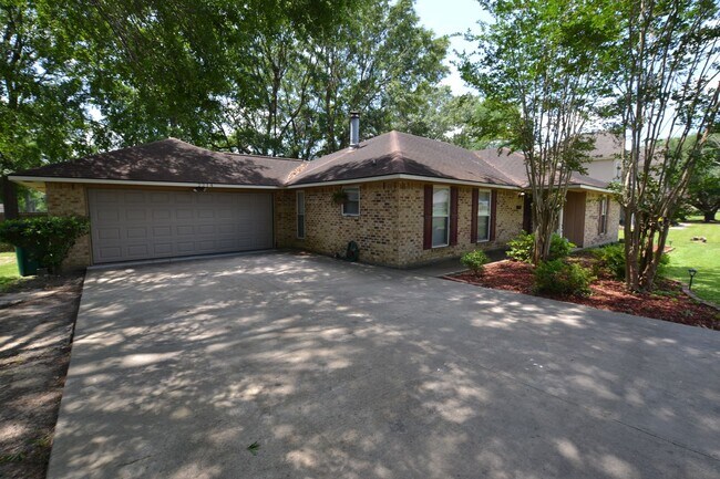 Building Photo - Zachary School District! 3 bedroom, 2 bath home in coveted Marita Terrace Subdivision