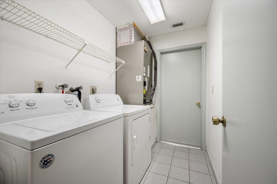 Building Photo - 2216 Amesbury Ct