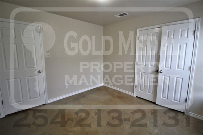 Building Photo - 4003 Cambridge Dr