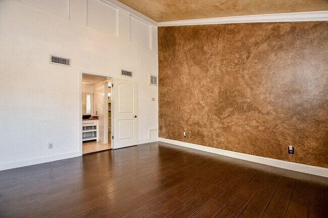 Building Photo - 6000 Inwood Dr