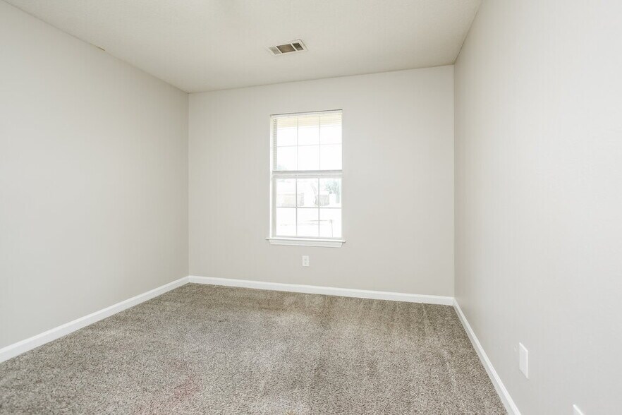 Building Photo - 4471 Bishop Hills Dr