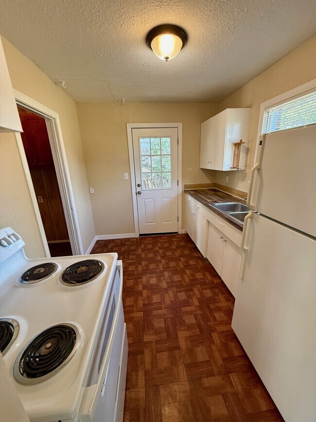 Building Photo - 2021 Westchester Dr