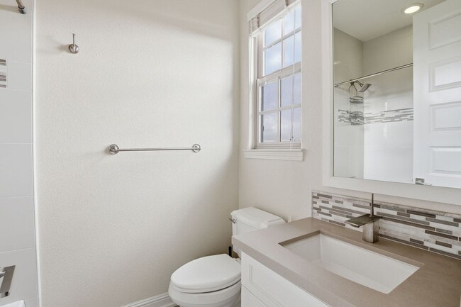 Building Photo - Gorgeous 2 Bed, 2.5 Bath Townhome in Exclusive Reflection Community!
