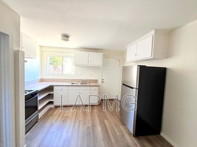 Building Photo - 927 - 929 1/2 Camulos Rd