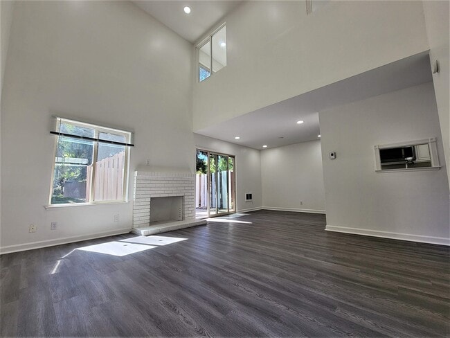 Building Photo - 2553 Lancaster Ct