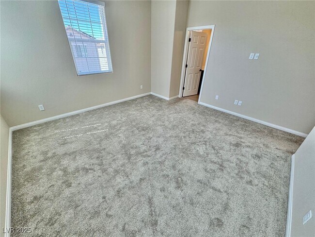 Building Photo - 4565 Queens Hill St