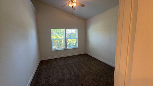 Building Photo - 2 Bed 2 Bath Home