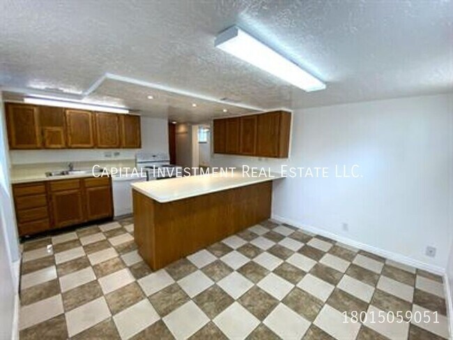 Building Photo - 236 400 S