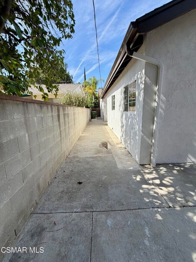 Building Photo - Welcome this single story, beautifully maintained and thoughtfully updated home South Of The Boul...