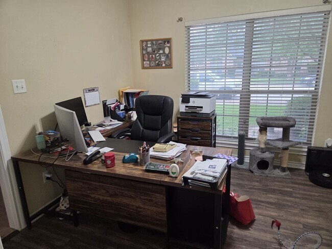 Building Photo - Spacious 3/2 townhome in great location