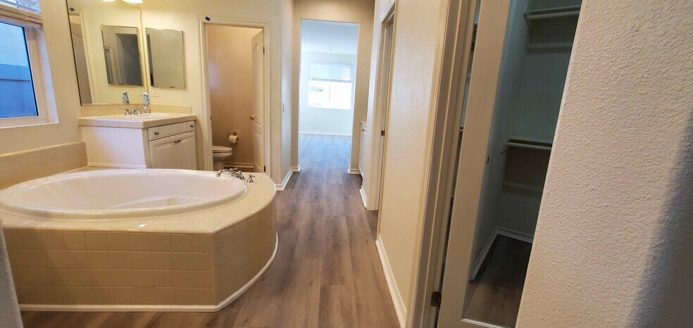 Building Photo - 1325 Juanita Ave