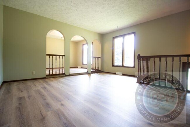 Building Photo - Spacious 3 Bed 3 Bath House