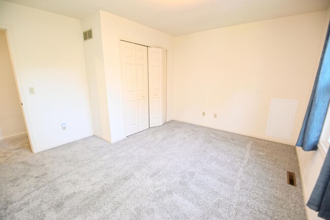 Building Photo - Large executive home in Granger IN
